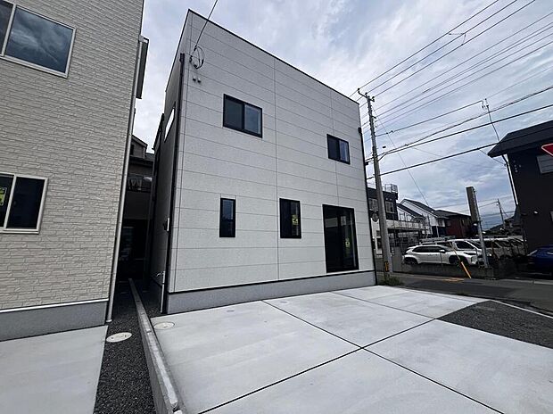 【D棟　現地外観】角地に位置するため、明るさと開放感を感じられる住まい。通風・採光に優れ、快適な住空間を実現します。