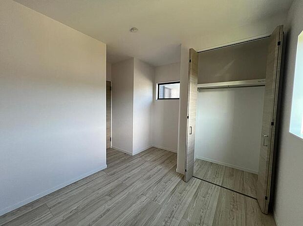 【リビング以外の居室】収納付きの2階洋室5.7帖。日常使いしやすく、家族それぞれのプライベート空間として活躍します。