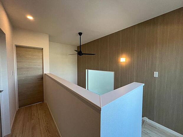 【その他内観】シーリングライト付きの吹抜階段がある2階ホールは、縦方向に広がる空間と明るさを両立。開放感あふれる住まいの中心です。