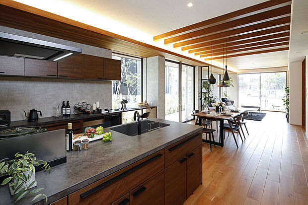 【弊社施工実例】木の質感や木目を堪能する。大きくとった開口部からは陽射しが降り注ぎ、落ち着いたインテリアに光を当てている。