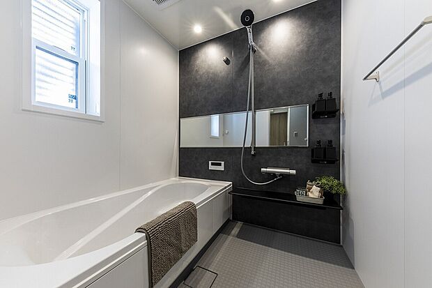 【ユニットバス】バスルームの入口は段差のないバリアフリー仕様。さまざまな年齢の方にも安心してご使用いただけます。浴室暖房乾燥機付き。洗い場が広くゆったりしたバスルームです。（参考写真）