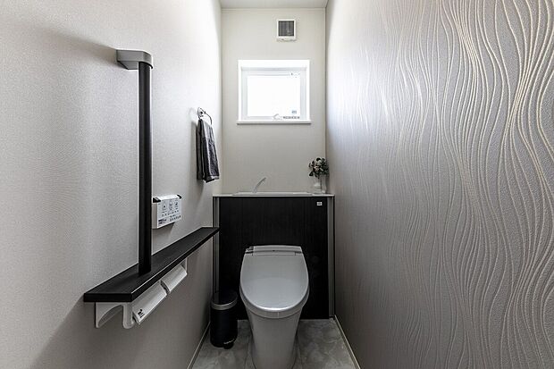 【トイレ】お掃除リフトアップ機能付きで、掃除がしにくい隙間の汚れも楽々お手入れできます。2階トイレはタンクをキャビネットで隠したデザインで収納もスッキリ。(参考写真)