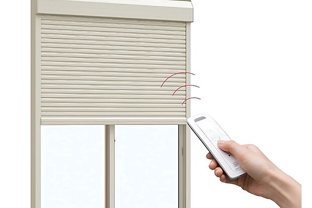 【電動シャッター(1F仕様)】シンプルなワンタッチ操作で、毎日のシャッターの開け閉めをリモコン1つで簡単に操作できます。さらに操作音も静かです。停電などの非常時には手動で開けることができる機能も付いているので安心です。(参考写真)