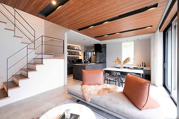 【当社施工例　リビング】《お泊りハウス・名古屋守山展示場》　吹抜け階段　解放感とつながりを感じられ家族が一体となって楽しめる空間に。