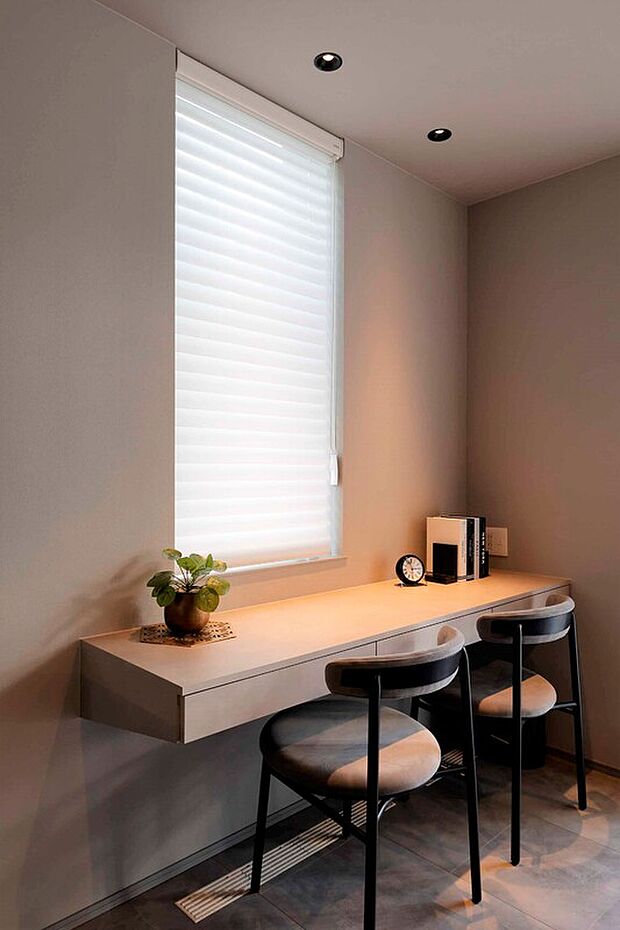 【当社施工例　ダイニング】《お泊りハウス・名古屋守山展示場》　スタディカウンター　料理をしながらお子様の様子を見えます。