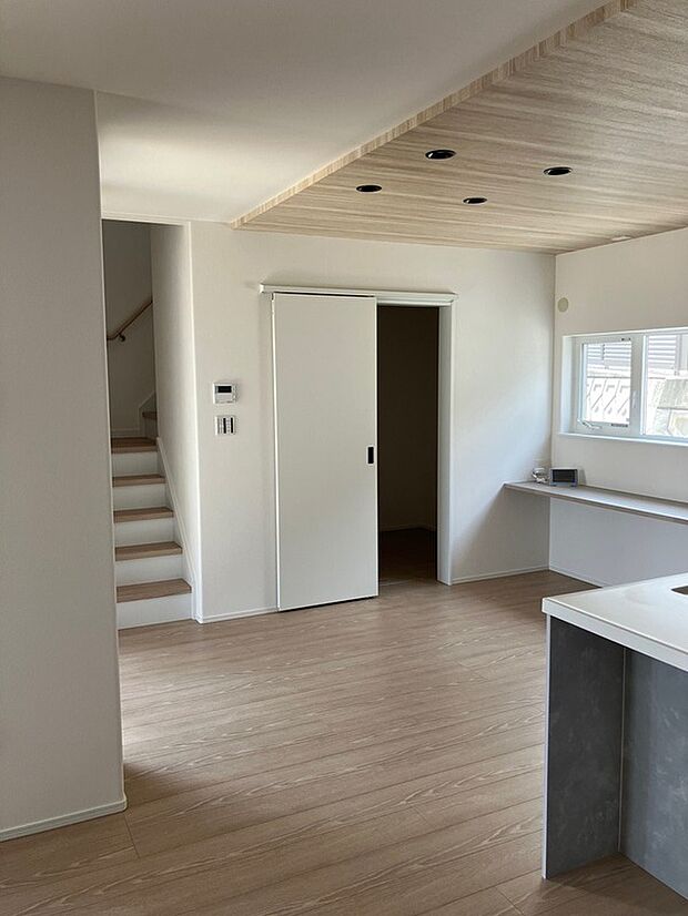 【No7 リビングからダイニング】家族が安心して過ごせる心地よい空間であり、くつろいだりするのに最適な場所です。