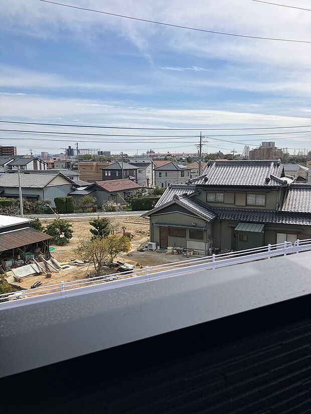 【No.6バルコニーからの眺望】高い敷地から見晴らしの良い眺望が楽しめます。