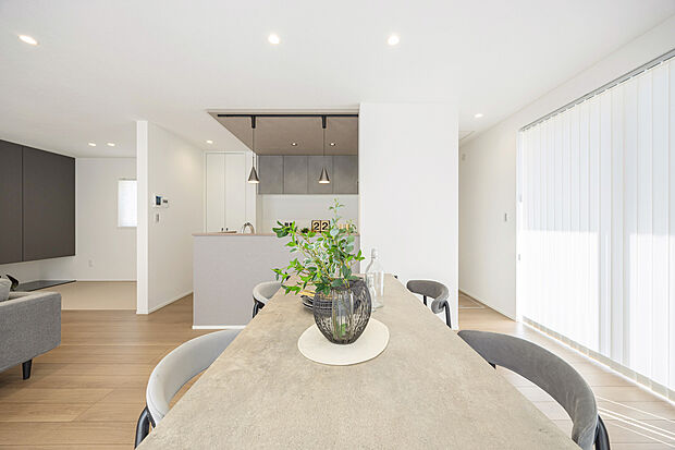 【アイランド風キッチンだから左右どちらからでもアクセスできます】アイランド風キッチンだから、行き止まりがないからぶつからない。親子で並んでも、お手伝いもスムーズに