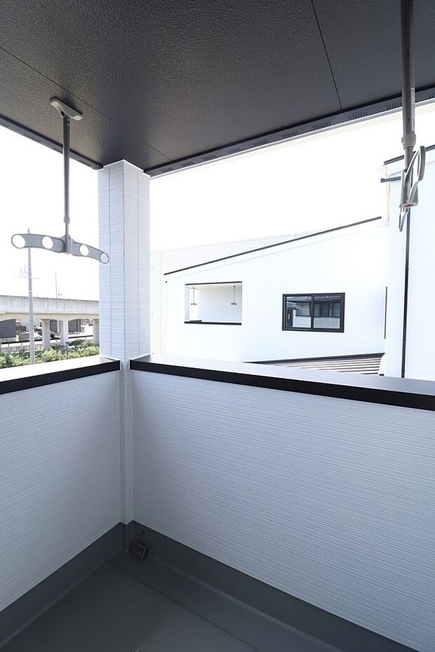 【インナーバルコニーだから安心】洗濯物を干したまま外出中に急に雲行きがあやしくなっても、インナーバルコニーだから急いで戻らなくても大丈夫。