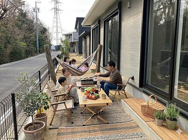 【敷地南側】敷地南側は開放的なプライベートガーデンです。アウトドアライフを満喫できます。