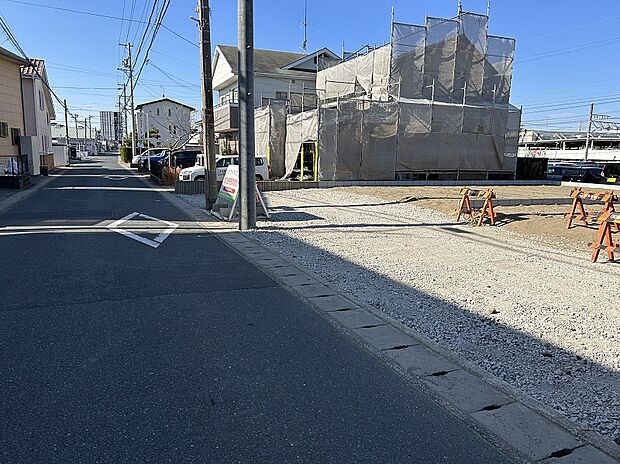 現地写真 前面道路と分譲土地、分譲土地敷地内に立っている奥側の電柱は撤去予定です。2023年1月9日撮影