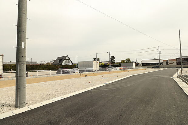 現地写真　北側から撮影、各区画の間口が12ｍ～17ｍあります（2023年4月20日撮影）