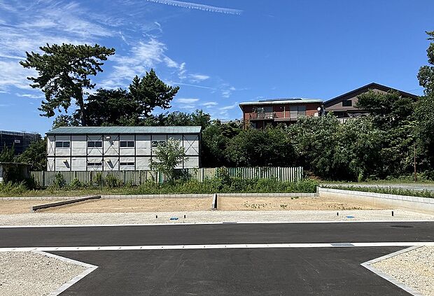 [2024年8月撮影]　車の出入りがしやすいように回転帯を設けてあります。