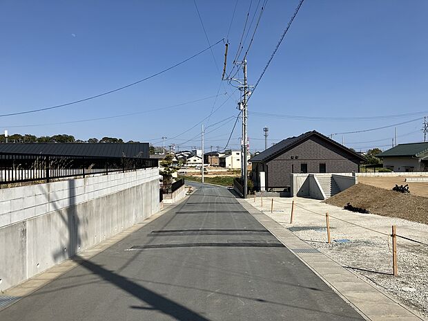 西側から2025年4月撮影、前面道路は6ｍあります