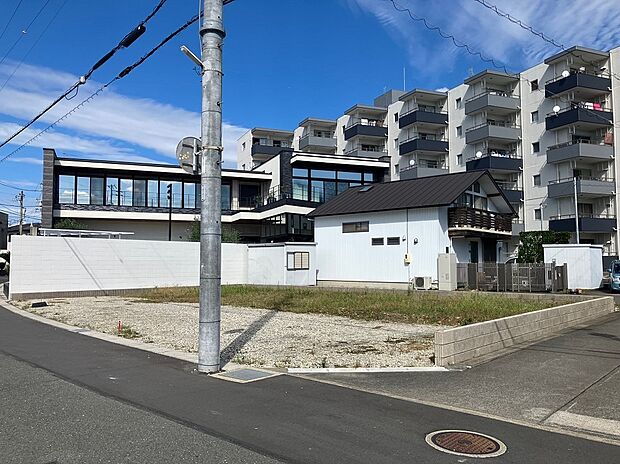 No.1南西側公道は6mあります。No.2は南東側道路私道4mにも面しています。(2025年10月撮影)