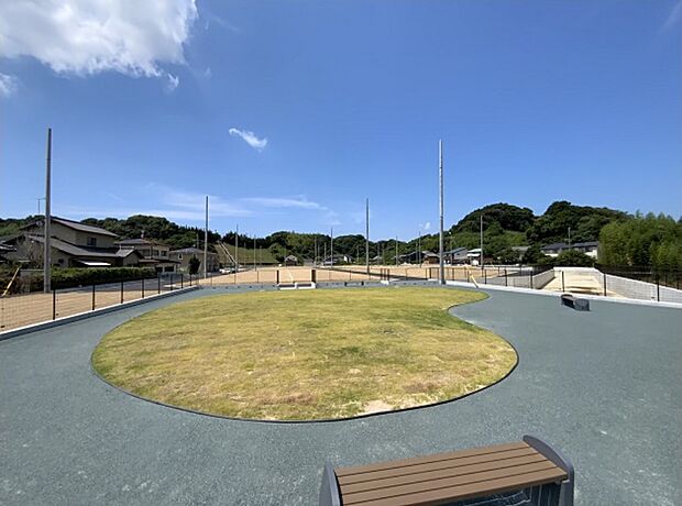 <分譲地内公園>
分譲地内には公園もあり、小さなお子様のいるご家庭にも嬉しいですね♪