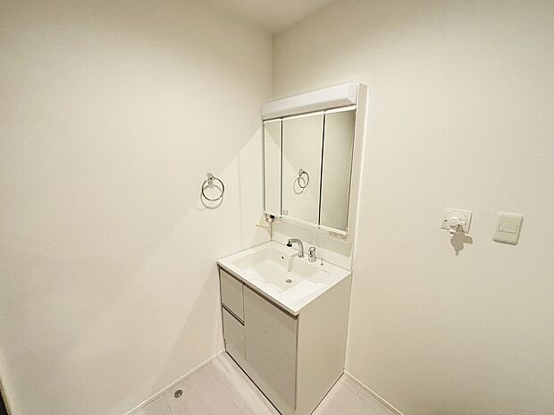 【 【３号棟】】就寝前や朝の身支度の際など、快適にお使いいただける洗面台