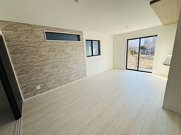 【【６号棟】リビング】ご家族みんながゆったりくつろげる広々リビング