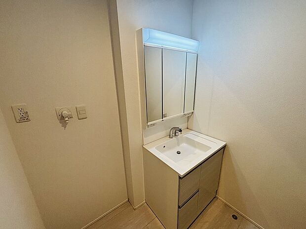 【【１号棟】】就寝前や朝の身支度の際など、快適にお使いいただける洗面台