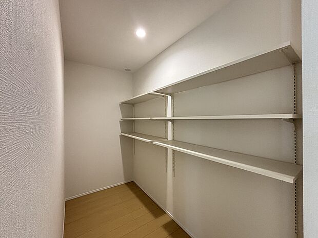 【パントリー】キッチンのすぐ裏にあるパントリーは、買い置きの食材や調理家電の収納にとても便利!