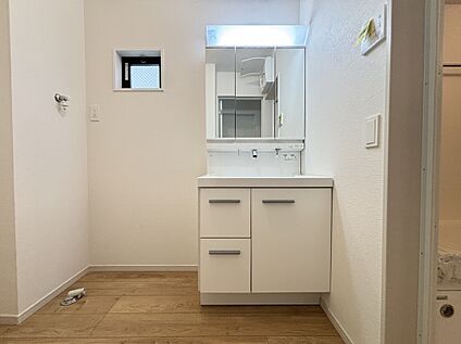 就寝前や朝の身支度の際など、快適にお使いいただける洗面台
