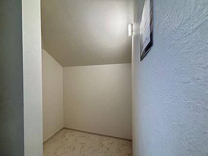 【1号棟】洗面室の隣にはリネン庫