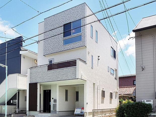 家の側面に私道があるため遮るものががなく、たっぷりの陽光が室内をあたたかく照らします。