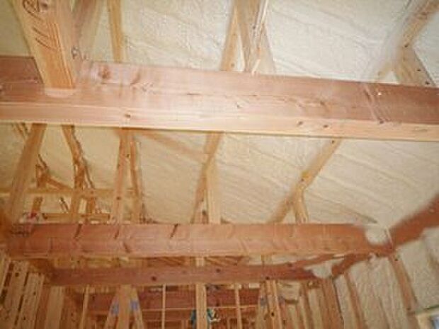 【ダルトフォーム（高気密高断熱）】現場で吹き付けることで、隙間なく断熱することができます。