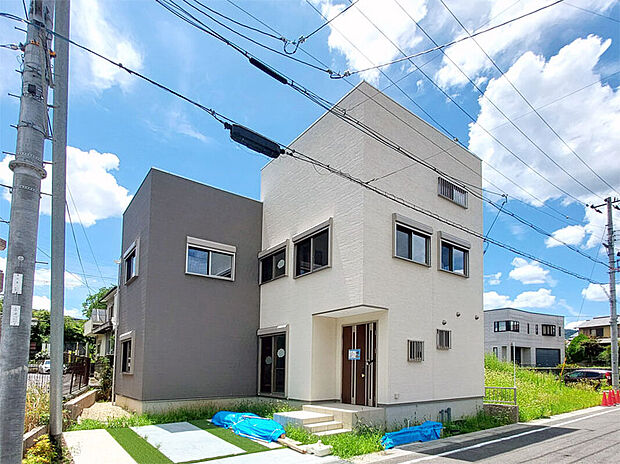 【2期1号地】外観正面　外構工事中です。