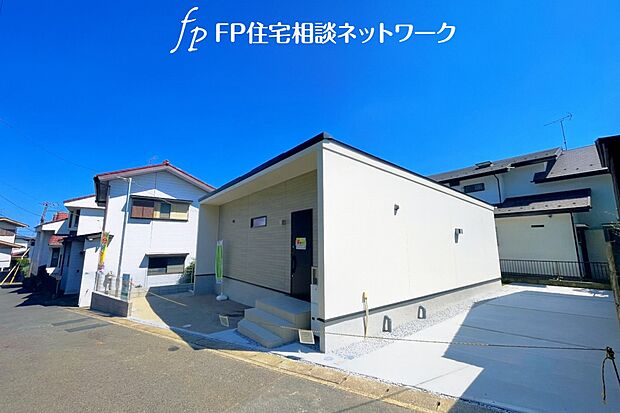閑静な住宅地で子育て家族にピッタリ。毎日のお散歩も快適な緑に恵まれたエリアで、自然に包まれた穏やかな暮らしを実現するための、ゆとりある住環境が整っています。緑の潤いを感じながらホッと生活できそう。