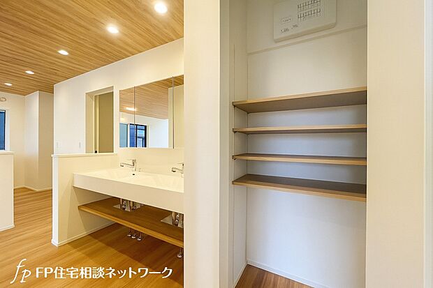 ゆとりの洗面スペースで朝の身支度も快適スムーズに。面鏡で髪のセットやお化粧もストレスなくこなせ、朝から気分良く通勤通学に向かえそうですね！