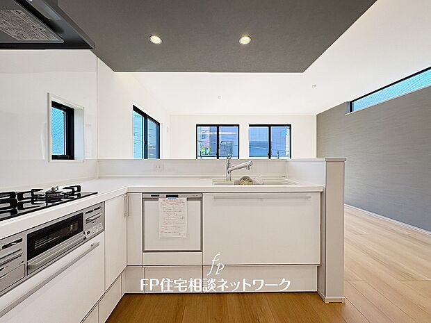 新しいキッチンは食事の支度も楽しく出来る。お手伝いをしてくれるお子様と並びながら準備や片付けが出来るキッチンは、ご家族のコミュニケーションを育む場として活躍します。