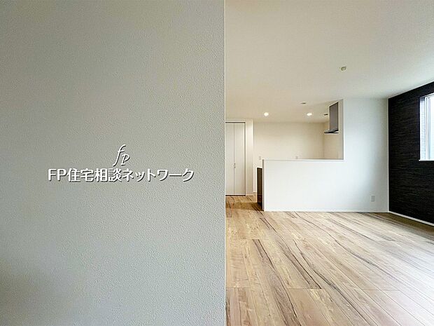 白を基調とした明るい空間に、木目調のフローリングがやさしい温もりをプラス。キッチンとリビングがゆるやかにつながる設計で、家族の会話が自然と生まれる心地よい間取りです。