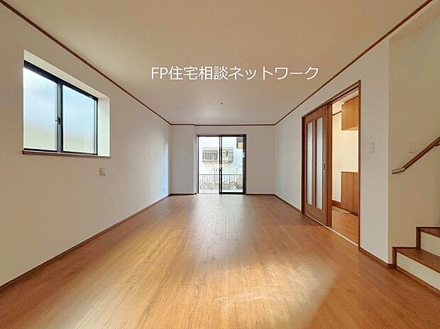 オープンでのびやかな空間を生み出す、こだわりの広がりとゆとり。家族と過ごす時間を大切にしたい方にぴったりの明るくゆとりある住空間です。南側の窓からの日差しがリビングの隅々までしっかりと届きます！