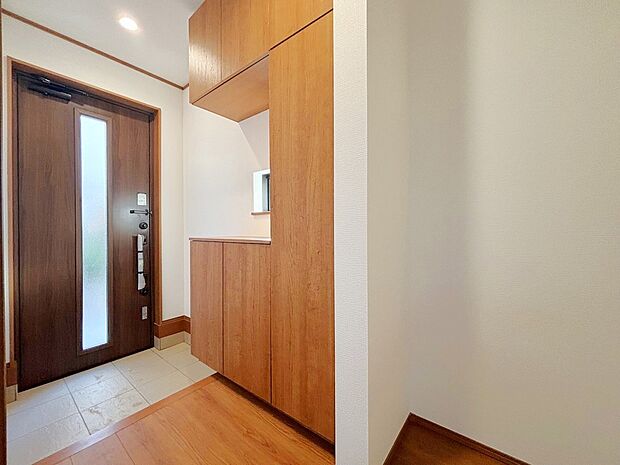 散らかりがちな玄関もスッキリと保てる玄関収納は、家の中に入る時一番最初に目に付く場所だからこだわりたいですよね！木目調の落ち着いた雰囲気の色目が、お部屋の雰囲気をそのまま表している家の顔です。