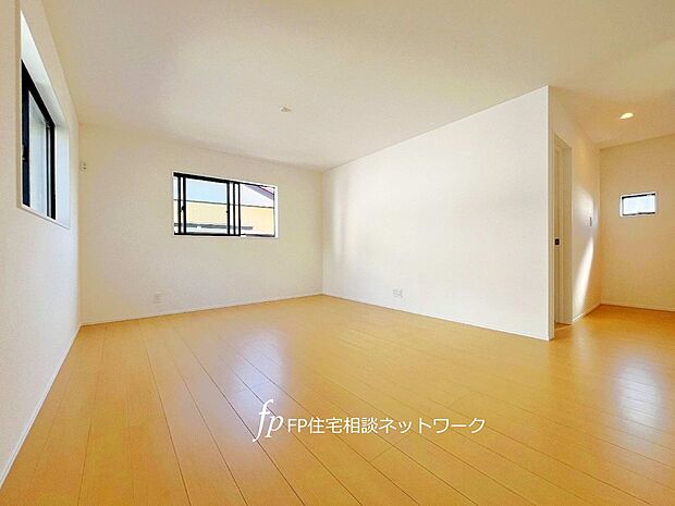 2階LDKは採光とプライバシーに配慮され、外部からの視線が気になりにくい。室内でゆっくりお寛ぎいただけます。