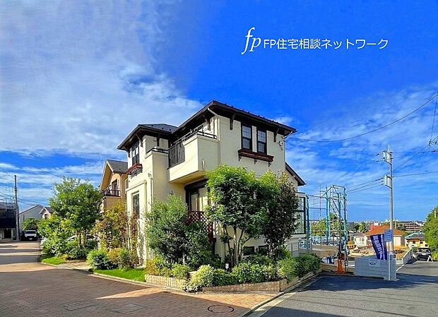 【隣接する街並み】 車通りが少ない閑静な住宅街。最寄り駅まで徒歩圏内にありながら、柔らかな風と豊かな緑を感じる好立地。