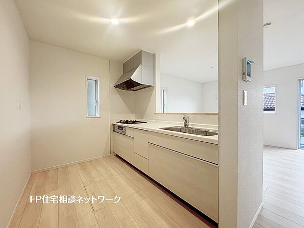 リビングで遊ぶお子様を見守りながらお料理が出来る対面式カウンターキッチンは、料理をしながらご家族との会話を楽しめます。毎日のお料理も楽しくなりますね。