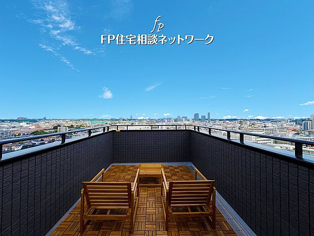 スカイバルコニーからの眺望がすばらしい。街も、緑も一望できる。さらに遮る建物がないので遠くを望めば知らぬ間にリラックス。戸建では数少ない贅沢な景色。