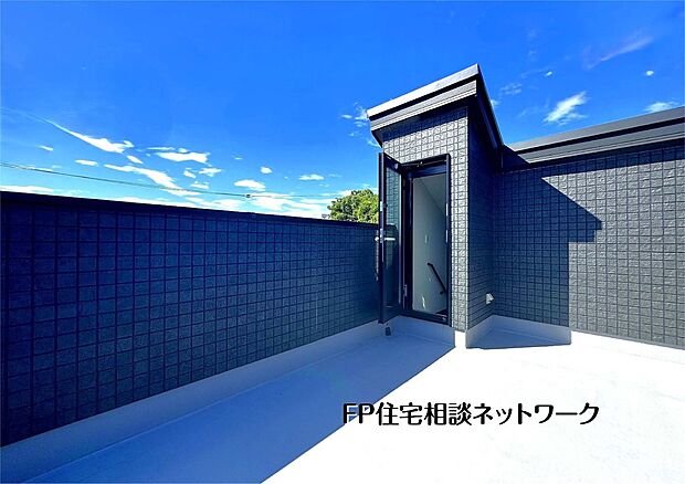 【類似外観同仕様】施工例のため分譲中の建物とは外壁、屋根開口部等の形状・仕様が異なります。