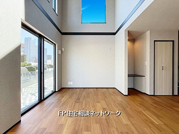 【リビング】  類似同仕様、施工例のため分譲中の建物とは外壁、屋根開口部等の形状・仕様が異なります。
