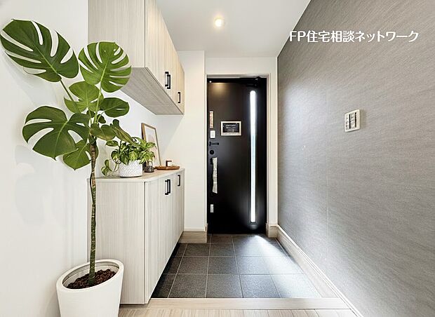 玄関ホールがスッキリ広々としていると帰る時も出ていく時も気持ちが良い。来客を出迎える玄関が綺麗ならその家の印象が良くなる。