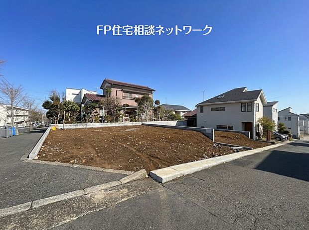 区画整理された閑静な分譲地、西側道路は歩道が整備され落ち着いた雰囲気の街並が広がります。
