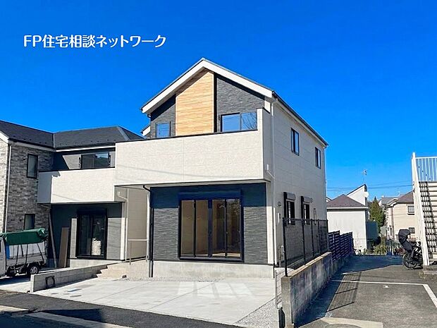 小田急線「鶴川」駅徒歩10分!LDK22.7帖の大型4LDKの間取りでカースペースも2台駐車可能です。