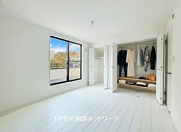 全居室には大型の収納クローゼットを完備。普段使いのお洋服や小物はもちろん、季節物のお洋服などもしっかりと整理整頓出来る。居室空間を隅々まで使えるのが嬉しい。