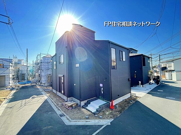 【外観】  閑静な住宅街に佇む、陽光に愛されたモダンな邸宅。青空に映える黒の外観が洗練された日常を演出します。角地の開放感と静寂に包まれたこの場所で、ご家族の穏やかな新生活を始めませんか。