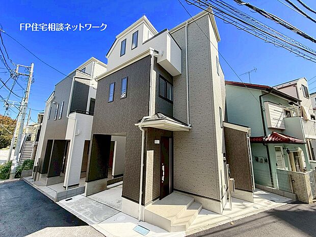 【類似外観同仕様】施工例のため分譲中の建物とは外壁、屋根開口部等の形状・仕様が異なります。