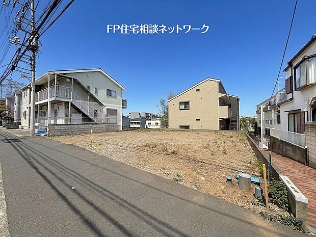 敷地と道路に高低差のない敷地で、大通りから一本入った場所に位置しているので車通りも少なく小さなお子様がいらっしゃるご家庭も安心です。
