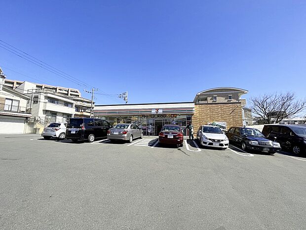 セブン-イレブン 川崎梶ケ谷３丁目店（約230m・徒歩3分）