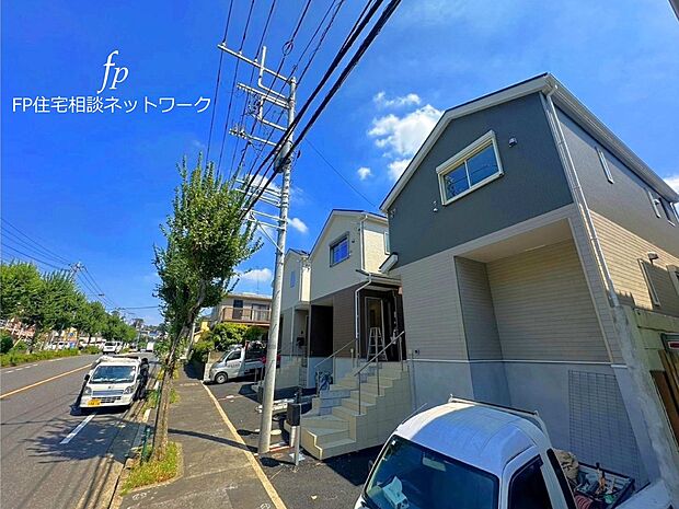 【現地外観写真】ゆとりのある閑静な住宅街。飽きのこないシンプルな外観。最新の設備と充実した収納スペースを備えた、安心して快適に暮らしていけるワンランク上の建物です！